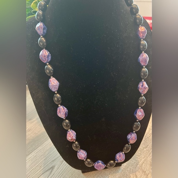 BEADED BOMBSHELL NECKLACE AND MATCHING CLIP ON EARRINGS IN BLACK & PURPLE 🦄🦄🦄 - Picture 5 of 12